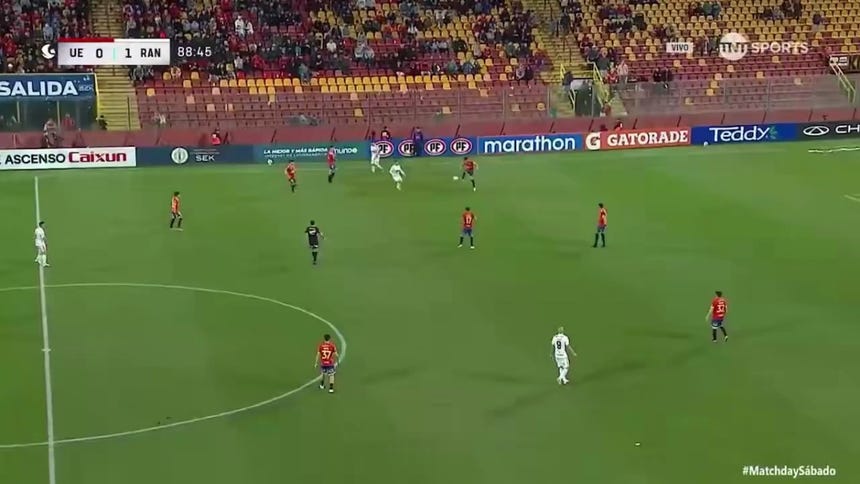 La jugada con el recogebolas de Unión Española.