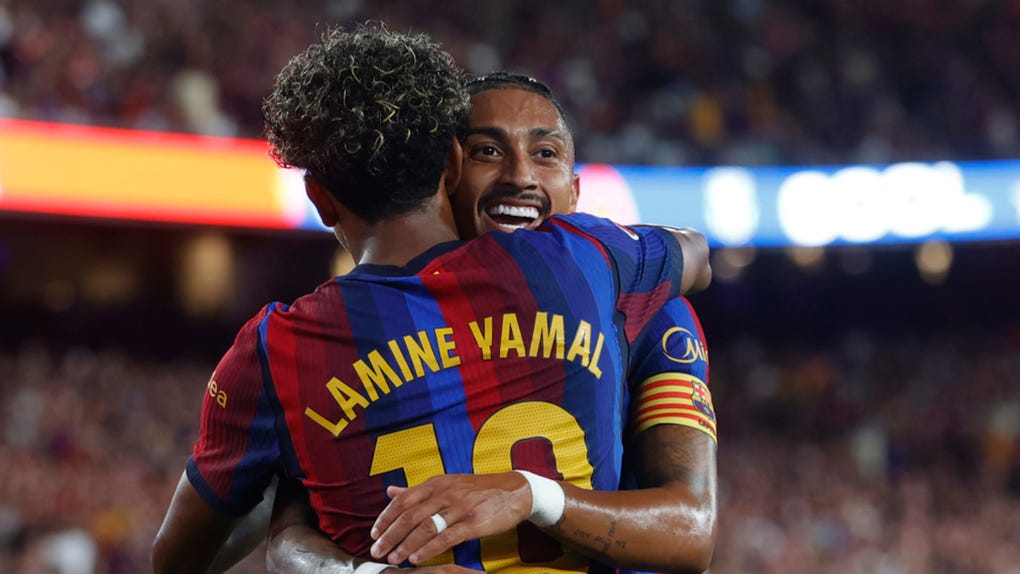 El delantero del FC Barcelona Lamine Yamal celebra con Raphinha su gol.