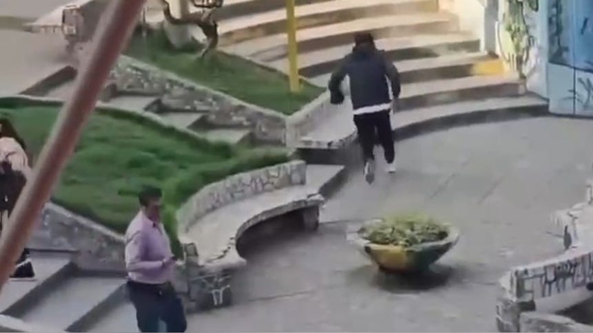 El hombre, que viste una polera negra, corrió por las calles sin que ningún policía pudiera atraparlo.