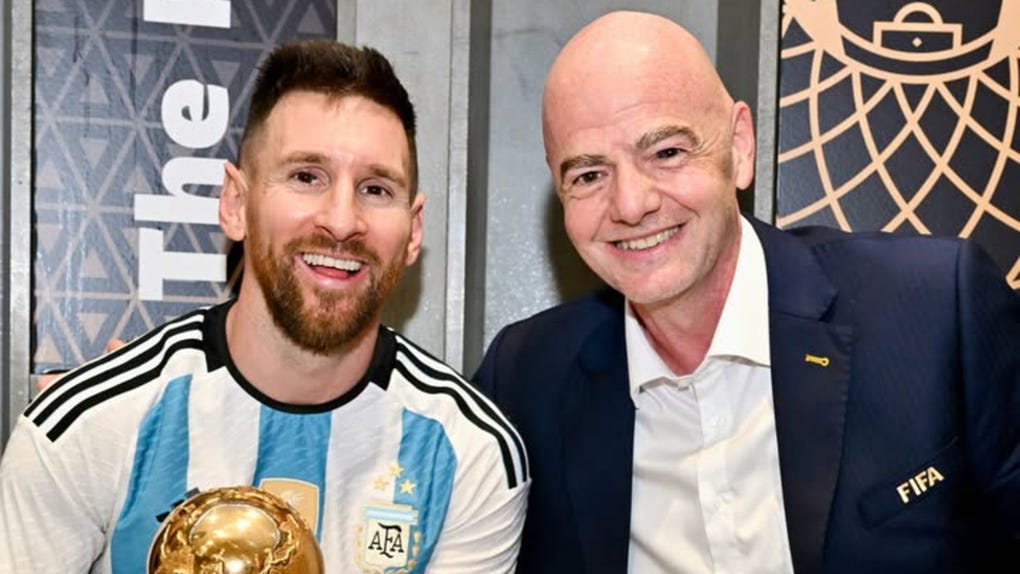 Lionel Messi con la Copa del Mundo conseguida en Qatar 2022.