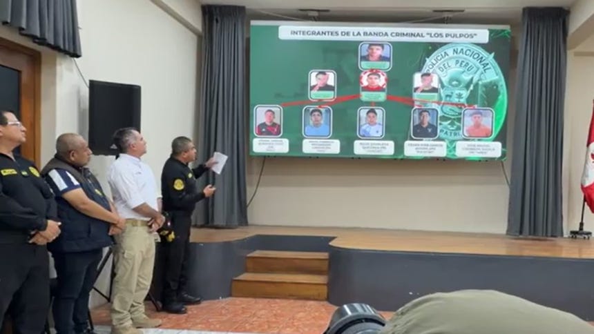 Óscar Arriola muestra un recuadro con la presunta organización de 'Los Pulpos'. Se ve a los líderes y a los supuestos ejecutores del plan de secuestro del empresario minero. 