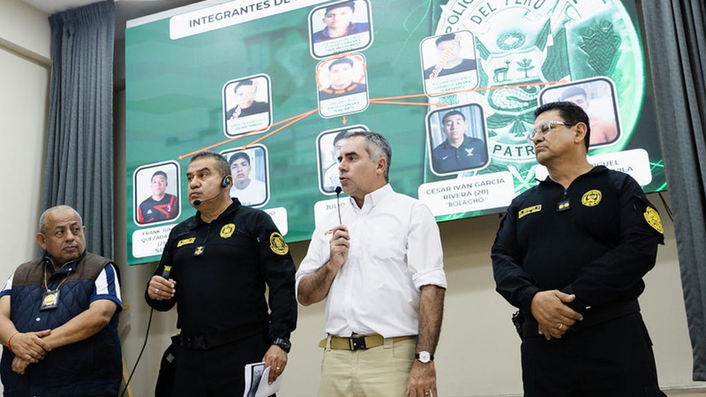 Conferencia de prensa de jefes policiales y el ministro de Defensa, Rafael Belaúnde. 
