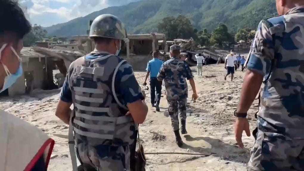 La riada sepultó partes enteras del pueblo Devighat bajo varios metros de barro, piedras y escombros en Nepal.