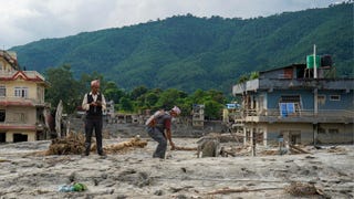 Devighat: el pueblo de Nepal enterrado hasta los tejados y con sus muertos aún dentro [VIDEO]