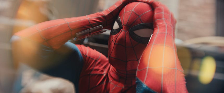 Tom Holland y Zendaya interpretan a Peter Parker y MJ en 'Spider-Man: Un nuevo día'.