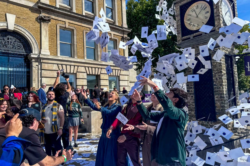 Fans de Harry Potter celebran en Londres la vuelta a Hogwarts antes de estreno de la serie