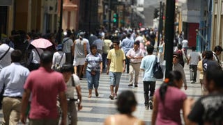 Calor arrecia en pleno invierno: alerta roja en 21 regiones, incluida Lima, por incremento de temperaturas