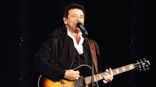 El cantante Patrick Bruel, imputado por abusos sexuales, cancela su gira de conciertos