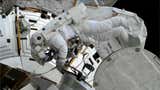 Dos astronautas concluyeron un caminata en la Estación Espacial Internacional por problemas de movilidad en un traje