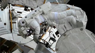Dos astronautas concluyeron un caminata en la Estación Espacial Internacional por problemas de movilidad en un traje