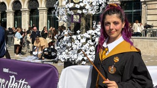 Fans de Harry Potter celebran en Londres el regreso a Hogwarts antes de estreno de la serie de HBO Max