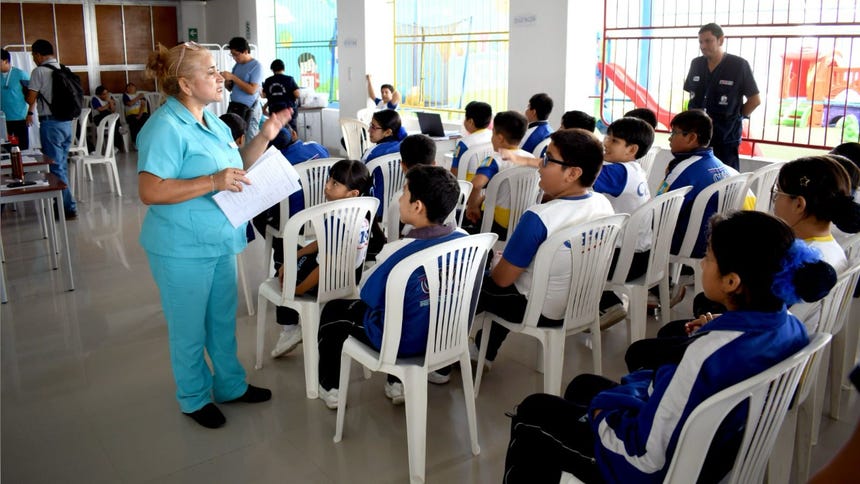 Las brigadas de salud llegan hasta los centros educativos donde realizan charlas para los menores.