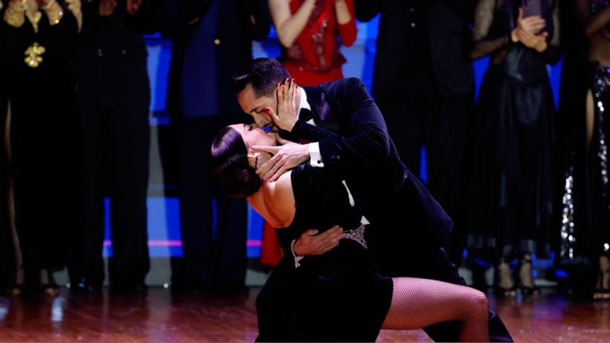 Nicolás Schell y Nair Schinca bailan en la final del Mundial de Tango.