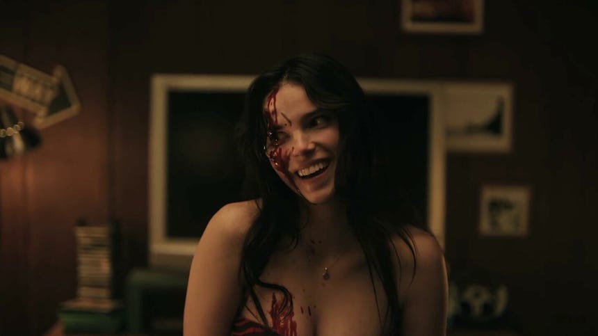 Inde Navarrette interpreta a Nikki, compañera de trabajo y amiga de Bear en 'Obsesión'.