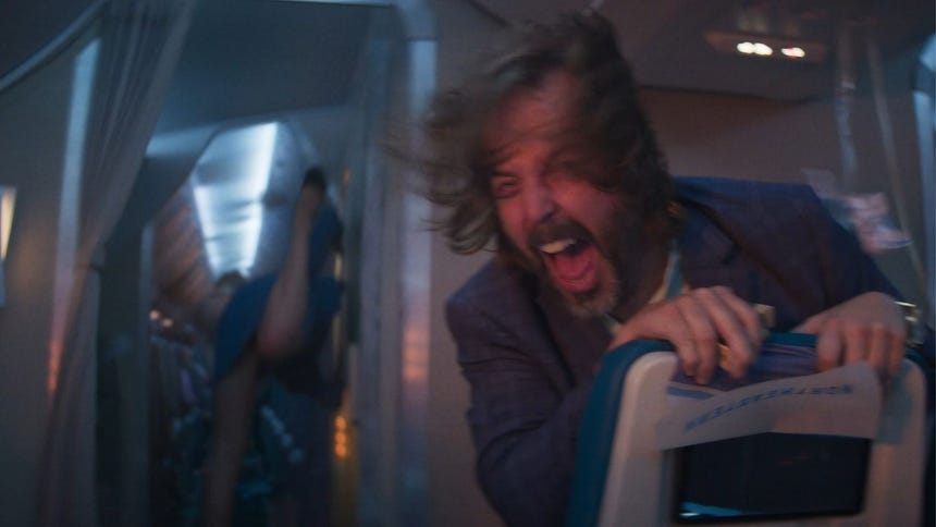 Angus Sampson interpreta a Dan, un pasajero que pondrá a prueba la paciencia de los demás durante la emergencia.