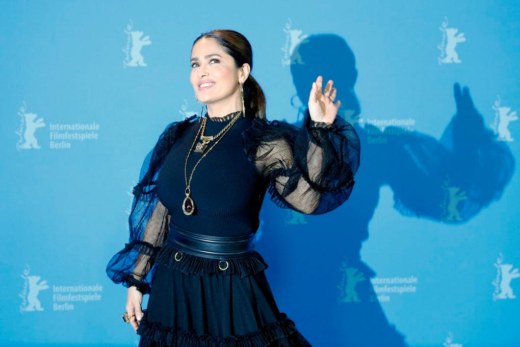 Según los reportes del sitio CelebrityNetWorth, parte de la fortuna de Salma Hayek viene de sus contratos con marcas como Avon, Revlon, Chopard, Campari y Lincoln.