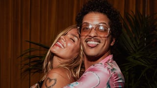 Karol G y Bruno Mars presentaron el video oficial de su colaboración musical 'Still'
