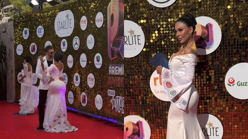 Tefi Valenzuela junto a su pareja durante su paso por la alfombra roja de los Premios Juventud 2026.