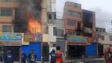 Incendio consumió dos pisos de vivienda multifamiliar en La Victoria [VIDEO]