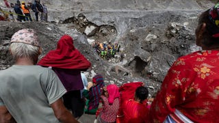 Milagro en Nepal: así fue el rescate de dos personas a nueve días de la devastadora riada