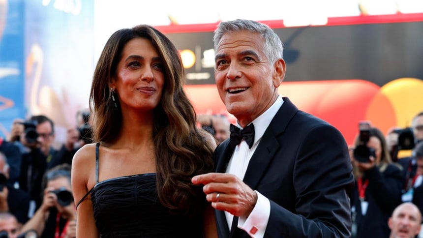 George Clooney y su esposa Amal Alamuddin en la alfombra roja del Festival Internacional de Cine de Venecia 2026.