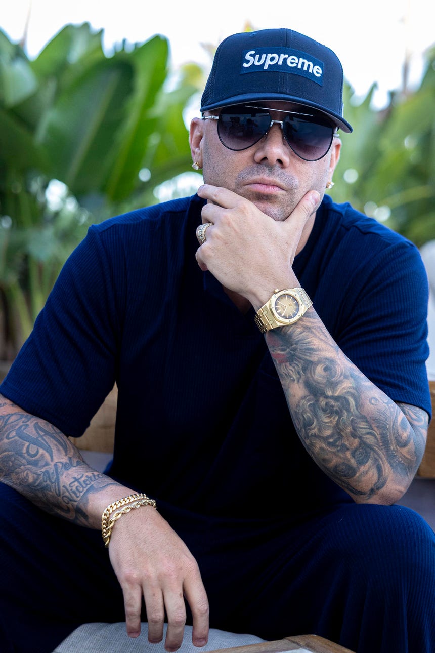 Antes de dedicarse de lleno a la música, Wisin trabajó lavando vehículos, cuidando gallos de pelea y en otros oficios en su natal Cayey.