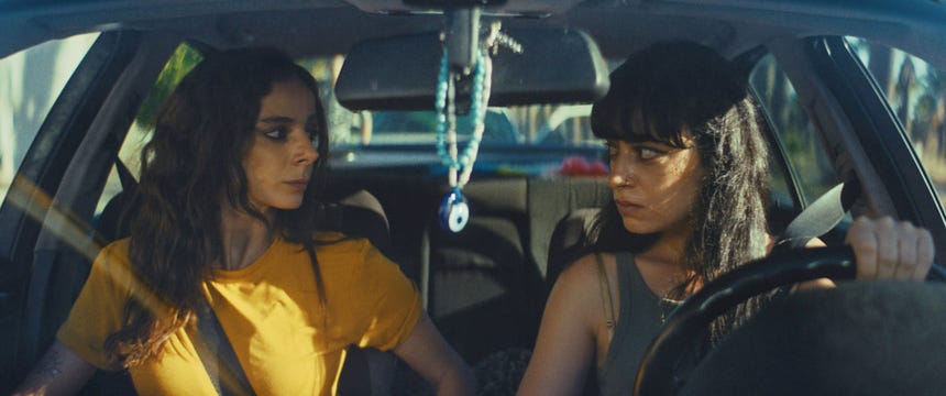 La película trata sobre dos hermanas no pueden acceder a sus ahorros para pagar la operación de una de ellas.
