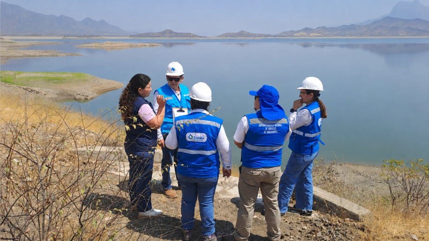 Un equipo de la Epsel y de la Sunass verificaron el bajo nivel de almacenamiento de agua en el reservorio Tinajones. 
