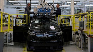 Volkswagen duplica el recorte de empleos a 100 000 en total hasta 2030
