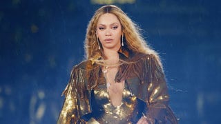 Beyoncé reedita 'B'DAY': rinde homenaje a la cantante Selena Quintanilla y canta en español con Maluma