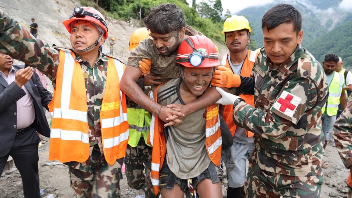Rescatan con vida a dos trabajadores de un túnel 10 días después de la riada en Nepal
