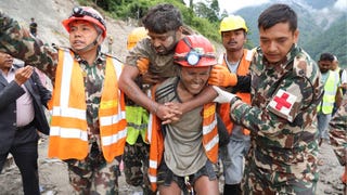 Rescatan con vida a dos trabajadores de un túnel 10 días después de la riada en Nepal