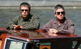 Los músicos, a la gresca durante años, han llegado a bordo de un taxi acuático al embarcadero del Hotel Excelsior del Lido, la isla veneciana donde tiene lugar el festival cinematográfico.