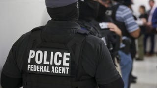 Dos guardias de un centro de detención para migrantes en Florida son acusados de agresión