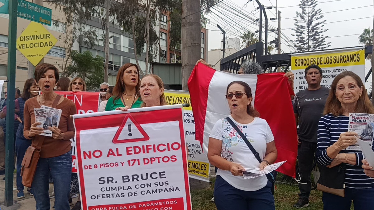 Surco: vecinos protestan por construcción de edificio que generaría congestión vehicular y dificultaría acceso a servicios básicos