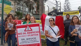 Surco: vecinos protestan por construcción de edificio que generaría congestión vehicular y dificultaría acceso a servicios básicos