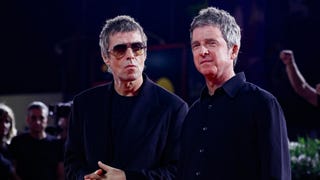 Liam y Noel Gallagher aparecen por sorpresa en el estreno de su documental y desfilaron por la alfombra roja