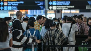 La erupción del volcán Anak Krakatoa obliga a cerrar seis aeropuertos de Indonesia