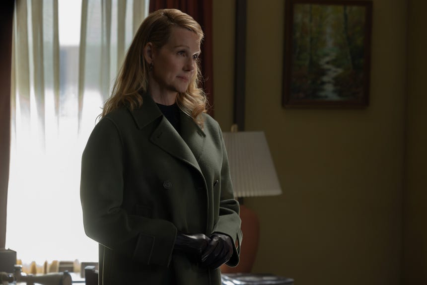 Laura Linney interpreta a Lianna, una integrante de los Guardianes del Universo que selecciona a John como Linterna Verde.
