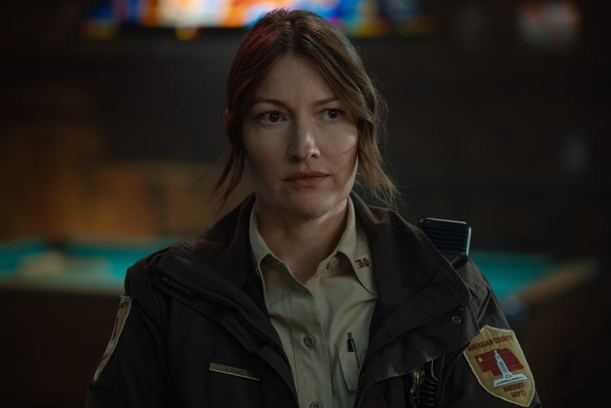 Kelly Macdonald interpreta a Kerry, la sheriff de Rushville, Nebraska, donde se desarrolla parte de la historia.