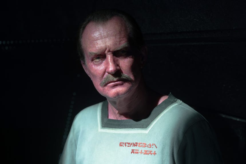 Ulrich Thomsen interpreta a Thaal Sinestro, el antiguo mentor de Hal Jordan y una figura clave para los Linternas.