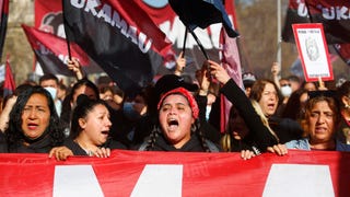 Miles de chilenos marchan al cementerio 53 años después del golpe para recordar a víctimas