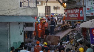 Al menos 3 muertos y decenas de atrapados en derrumbe hostal universitario en Nueva Delhi