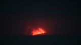 Una fotografía facilitada por la Agencia Geológica de Indonesia muestra al monte Anak Krakatau lanzando material volcánico al aire durante una erupción en el estrecho de Sunda, Indonesia, el 5 de septiembre de 2026 (publicada el 6 de septiembre de 2026).