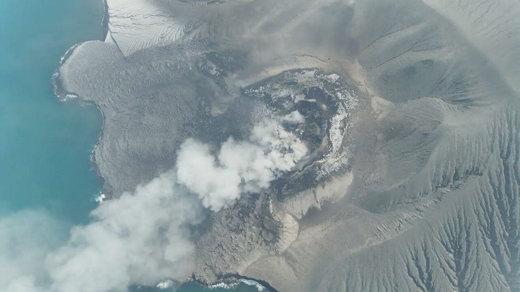 Fotografía cedida por la Agencia Geológica de Indonesia que muestra la erupción del volcán Anak Krakatoa.