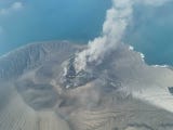 Una fotografía facilitada por la Agencia Geológica de Indonesia muestra una vista aérea del volcán Anak Krakatau expulsando materiales volcánicos al aire tras una erupción en el estrecho de la Sonda, Indonesia, el 5 de septiembre de 2026 (difundida el 6 de septiembre de 2026).
