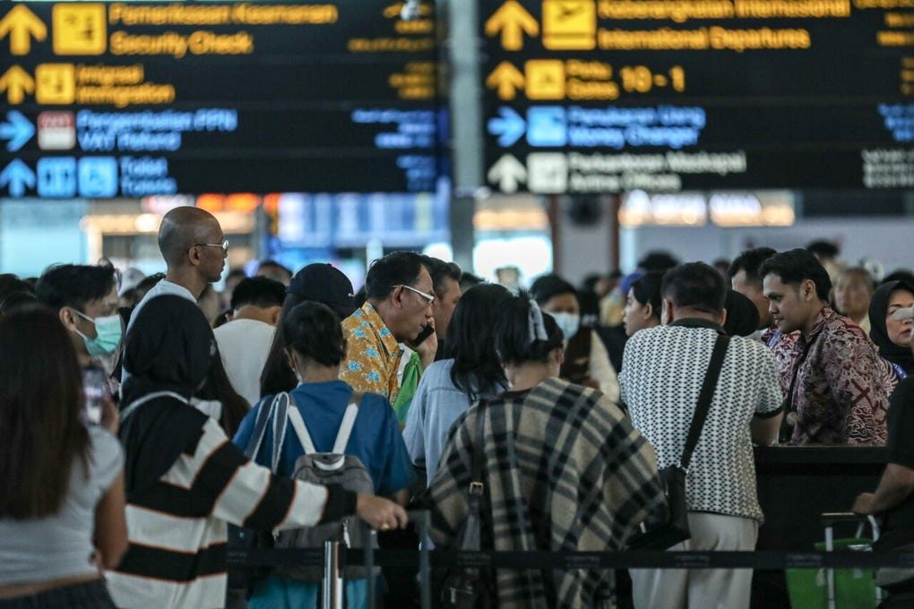 El Ministerio de Transporte de Indonesia anunció que, debido a la dispersión de cenizas volcánicas hacia las provincias de <strong>Banten</strong>, <strong>Java Occidental</strong>, Yakarta, Lampung y Bengkulu, permanecerán cerrados temporalmente cinco aeropuertos de la isla de Java –Soekarno-Hatta, Halim Perdanakusuma, Budiarto, Pondok Cabe y Husein Sastranegara– y el Radin Inten de Sumatra.