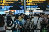 El Ministerio de Transporte de Indonesia anunció que, debido a la dispersión de cenizas volcánicas hacia las provincias de <strong>Banten</strong>, <strong>Java Occidental</strong>, Yakarta, Lampung y Bengkulu, permanecerán cerrados temporalmente cinco aeropuertos de la isla de Java –Soekarno-Hatta, Halim Perdanakusuma, Budiarto, Pondok Cabe y Husein Sastranegara– y el Radin Inten de Sumatra.