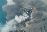 Descubierto en 1927, el Anak Krakatoa emergió de las aguas más de medio siglo después de la gran erupción del legendario Krakatoa, cuya caldera quedó derruida en 1883 tras una serie de masivas explosiones que le costaron la vida a más de 36.000 personas y cuyos efectos se sintieron alrededor del mundo durante meses.