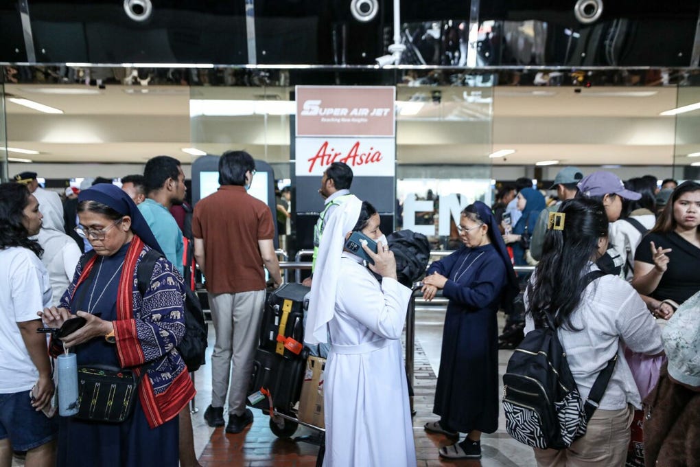 Los pasajeros esperan en la sala de facturación mientras se cancelan vuelos en el Aeropuerto Internacional Soekarno-Hatta, en Tangerang, a las afueras de Yakarta (Indonesia), el 6 de septiembre de 2026.